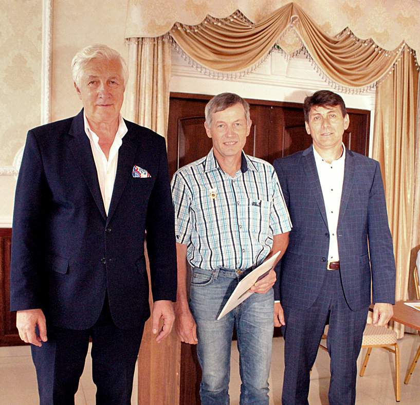 Od lewej: Waldemar Broś – prezes KZSM, Janusz Materski, który otrzymał zaległą odznakę zasłużony dla spółdzielczości mleczarskiej, Andrzej Minarczuk – prezes OSM Kosów Lacki