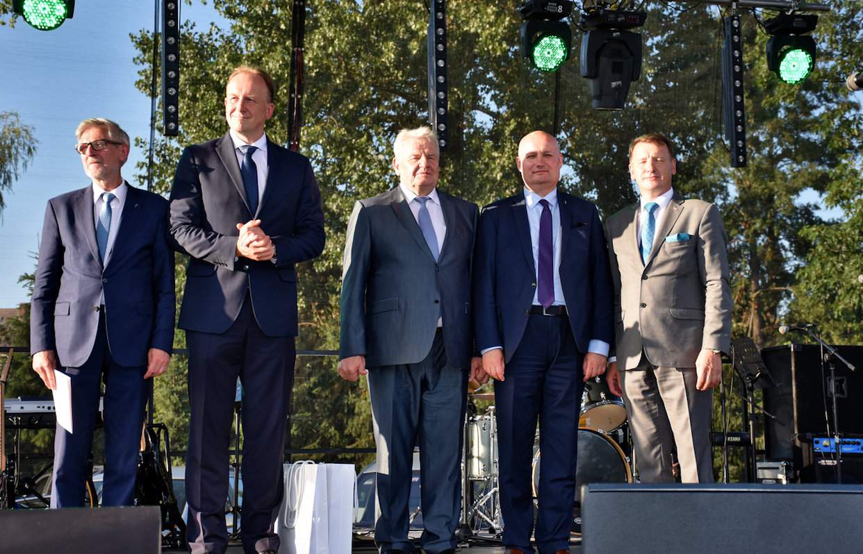 Od lewej: Witold Czarnecki – poseł na Sejm RP, Robert Kropidłowski – starosta kolski, Czesław Cieślak – prezes, Zbigniew Hoffman – wojewoda wielkopolski, Leszek Galemba – poseł na Sejm RP