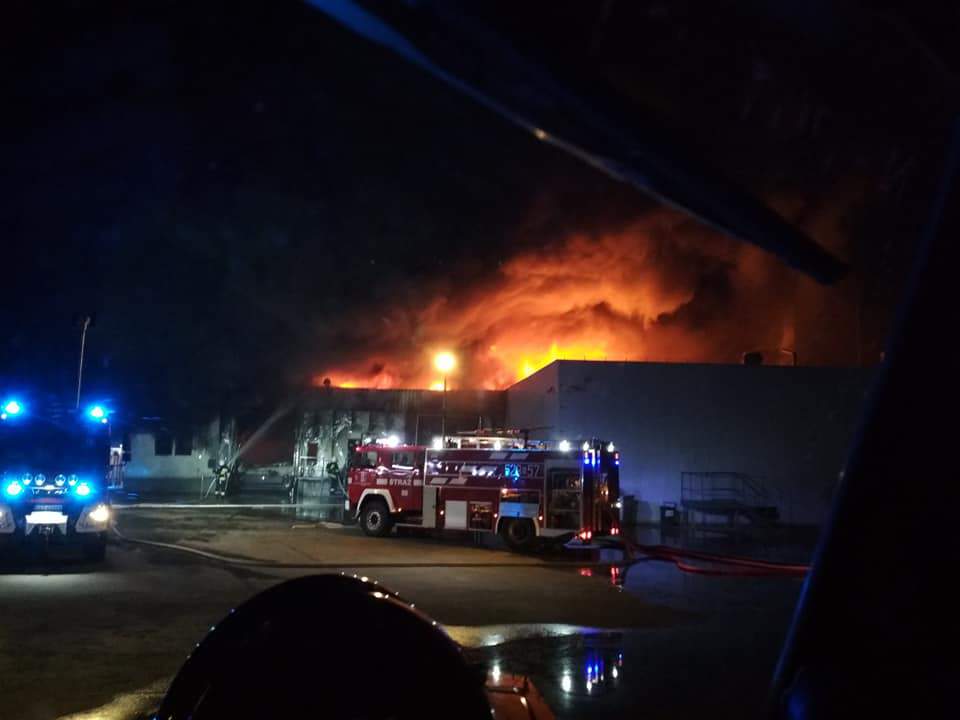 W wyniku pożaru zakładu Iglotexu w Skórczu firma musi czasowo zaprzestać produkcji pierogów, pizzy i zapiekanki (fot. OSP Skórcz)