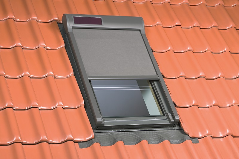 Coraz częściej okna dachowe montowane są z markizami, które chronią przed nagrzewaniem się pomieszczeń.