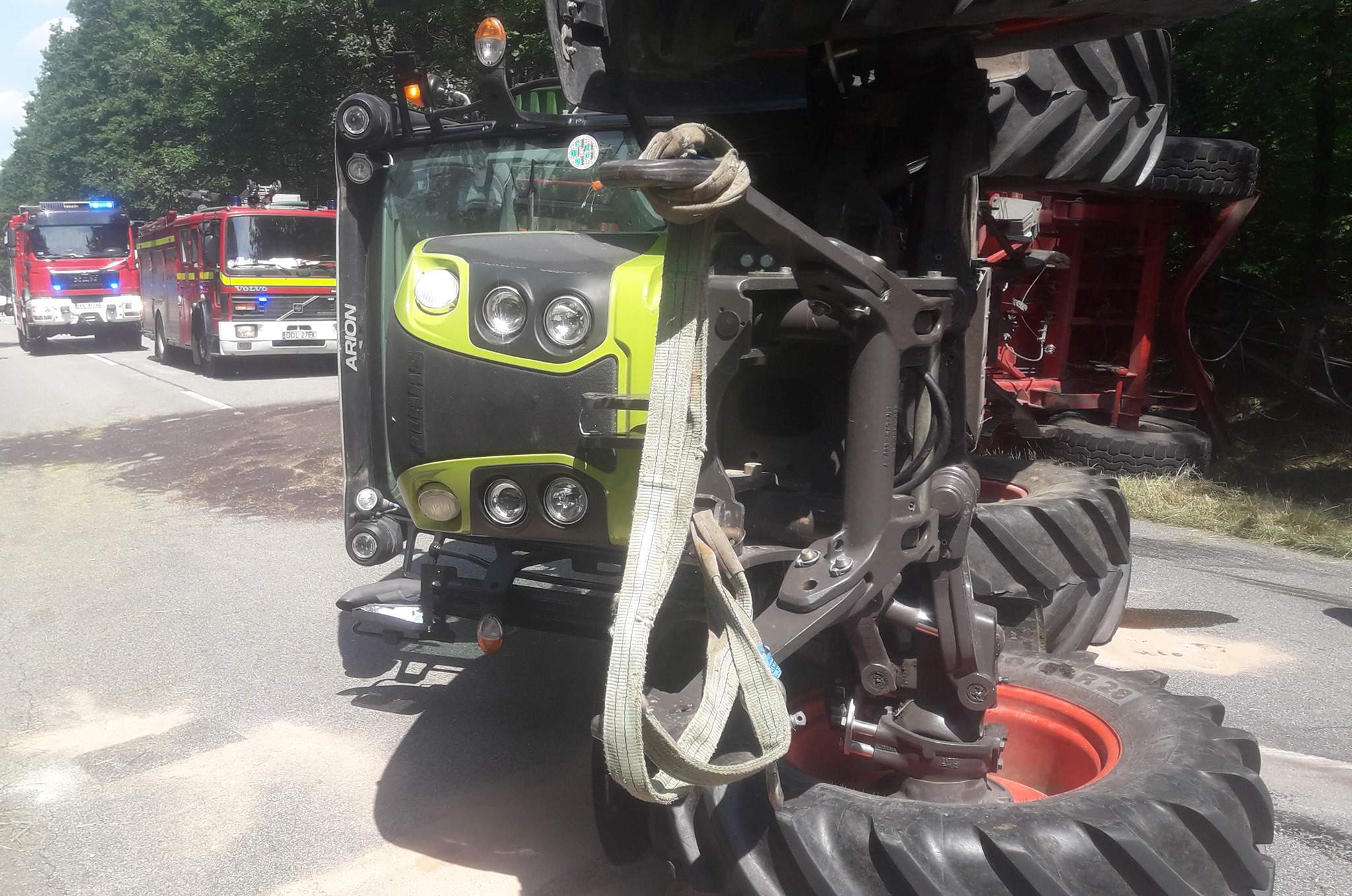 Oleśnica: przewrócił się ciągnik rolniczy i zablokował drogę 