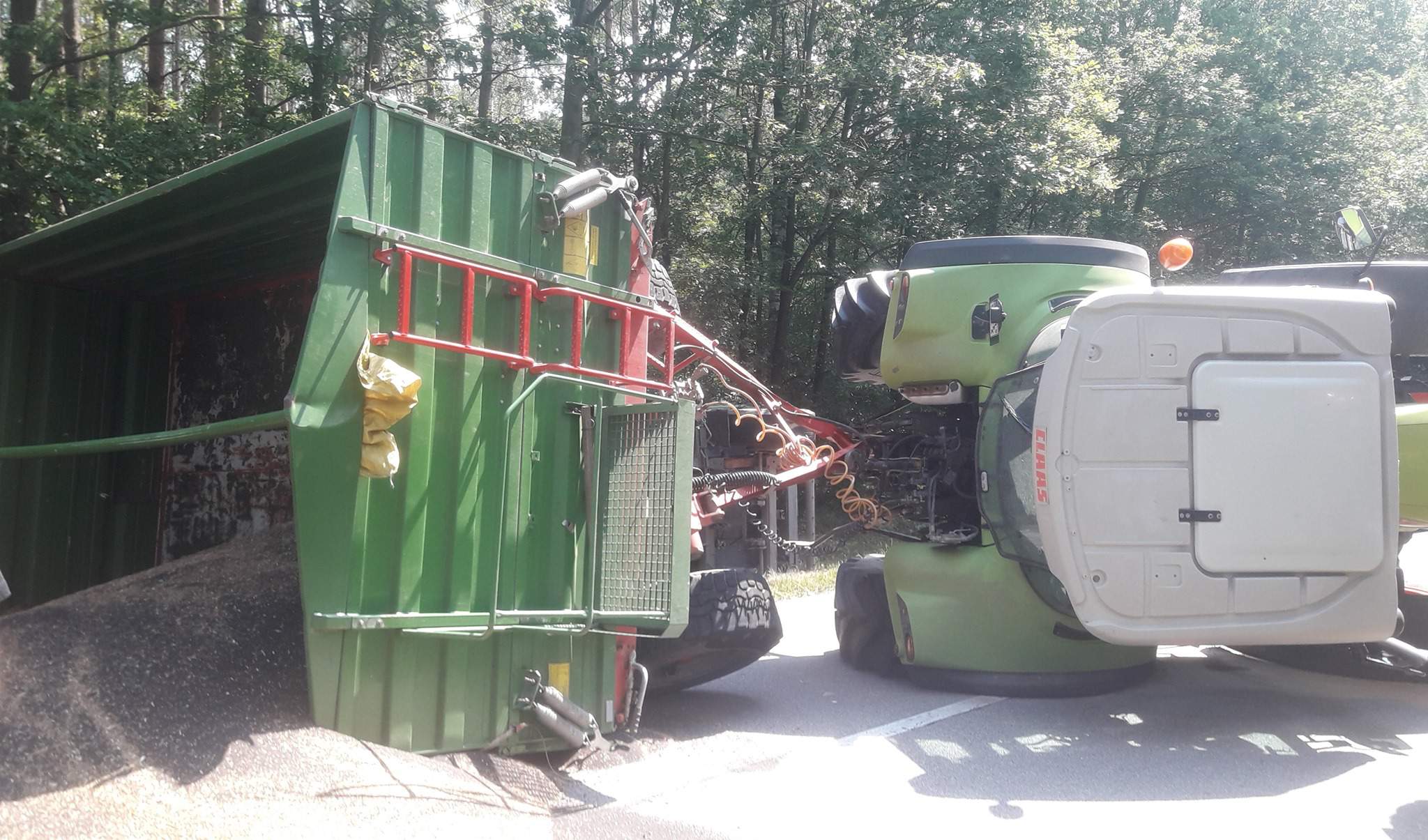 Oleśnica: przewrócił się ciągnik rolniczy i zablokował drogę 