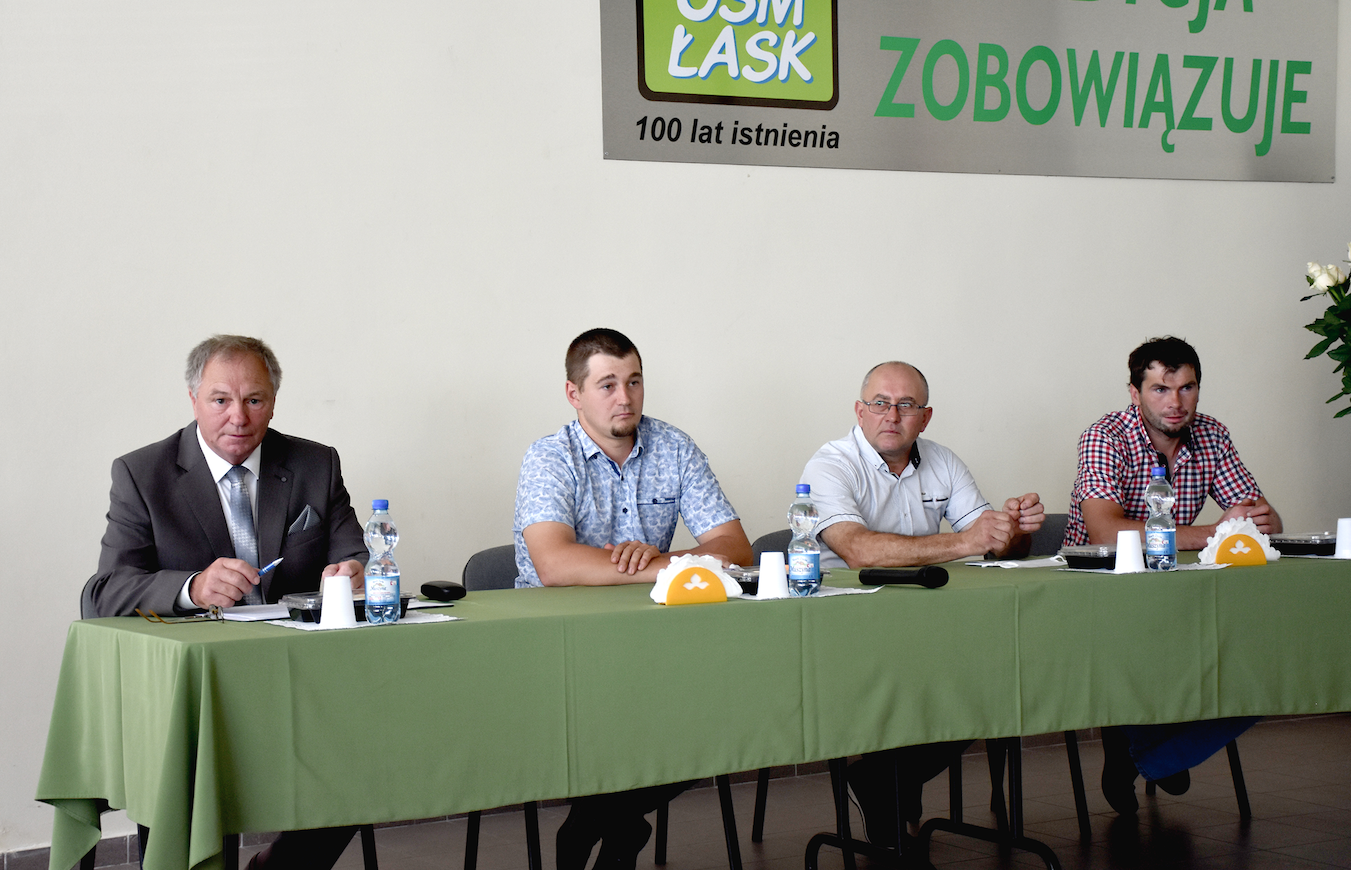Prezydium walnego zebrania przedstawicieli, od lewej: przewodniczący Roman Kacprzak, sekretarz Artur Cygan oraz asesorzy: Janusz Patora i Marcin Binas