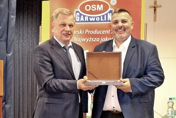Mirosław Walicki, starosta garwoliński wręczył prezesowi Waldemarowi Paziewskiemu pamiątkowy grawerton