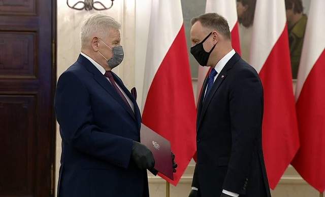 Prezydent Andrzej Duda oraz prezes Czesław Cieślak w czasie ceremonii wręczenia aktu powołania do Rady