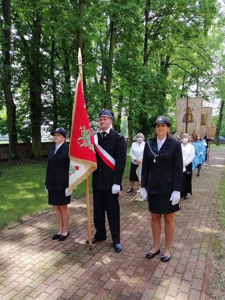 Uroczystość Bożego Ciała, od lewej: dh. Ilona Gawrońska, dh Robert Orzechowski i dh. Iwona Szczerbiak