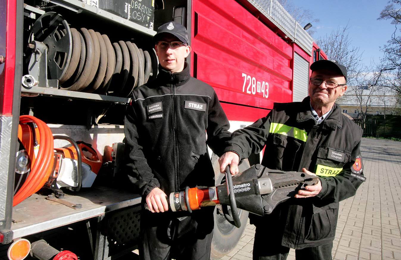 Od lewej: dh Grzegorz Dawidek oraz dh Wiesław Czupryn podczas przeglądu sprzętu pożarniczego