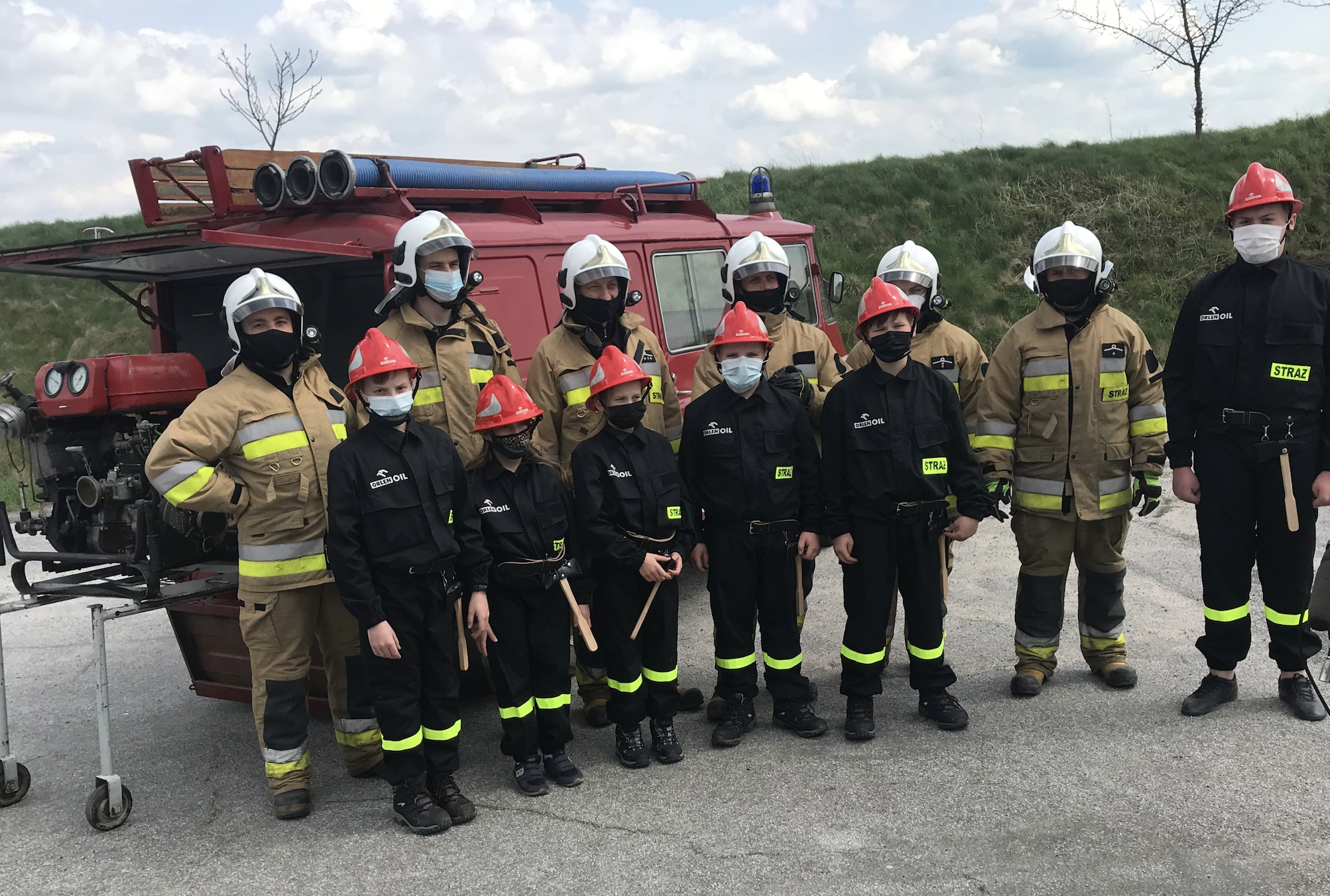 Druhowie z OSP Pietrusy ze swoją młodzieżową drużyną pożarniczą