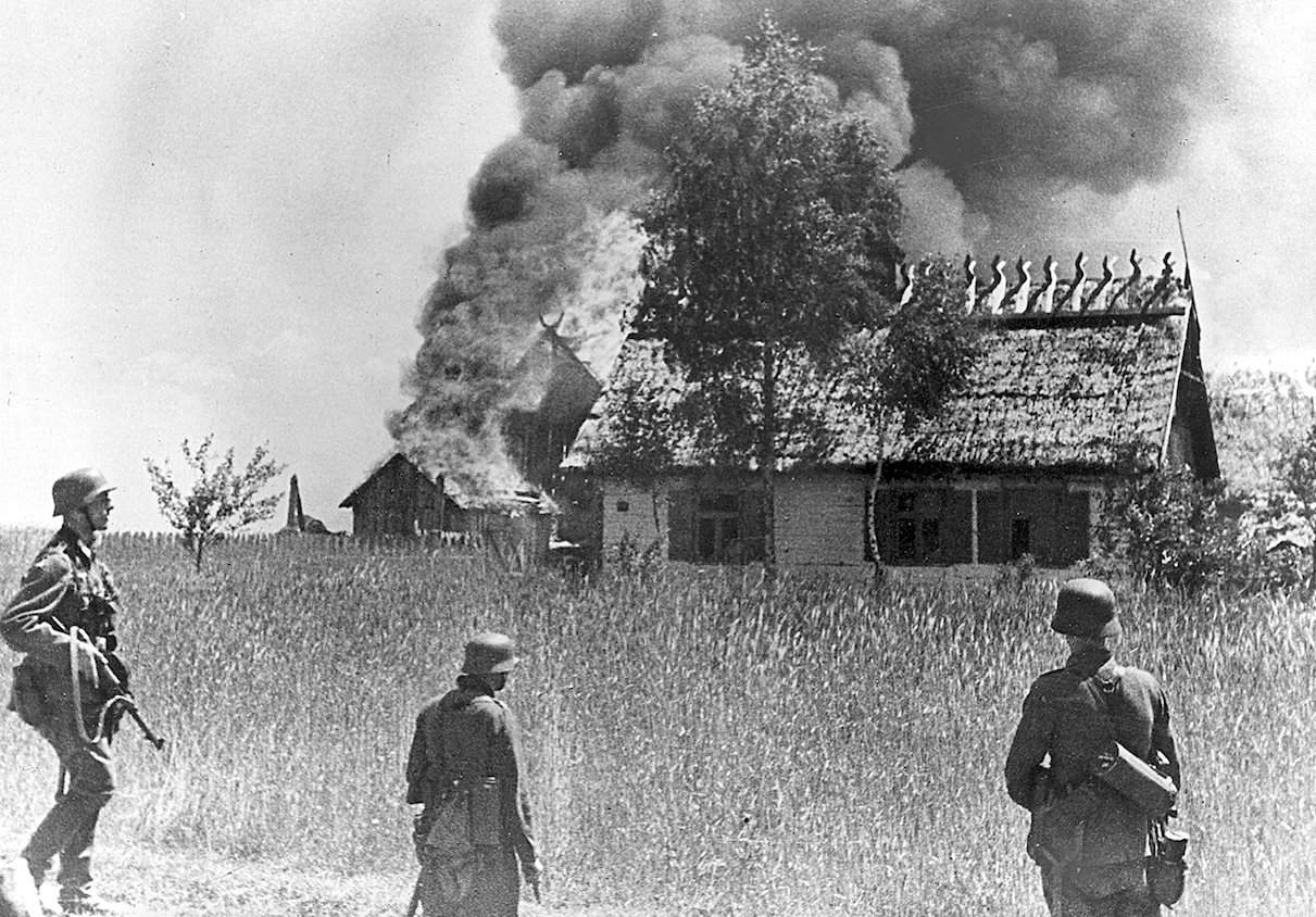 Pacyfikacja polskich wsi przez wojsko niemieckie była często wyrazem absurdalnej nienawiści, kształtowanej wcześniej w żołnierzach przez antypolską i antyżydowską propagandę
