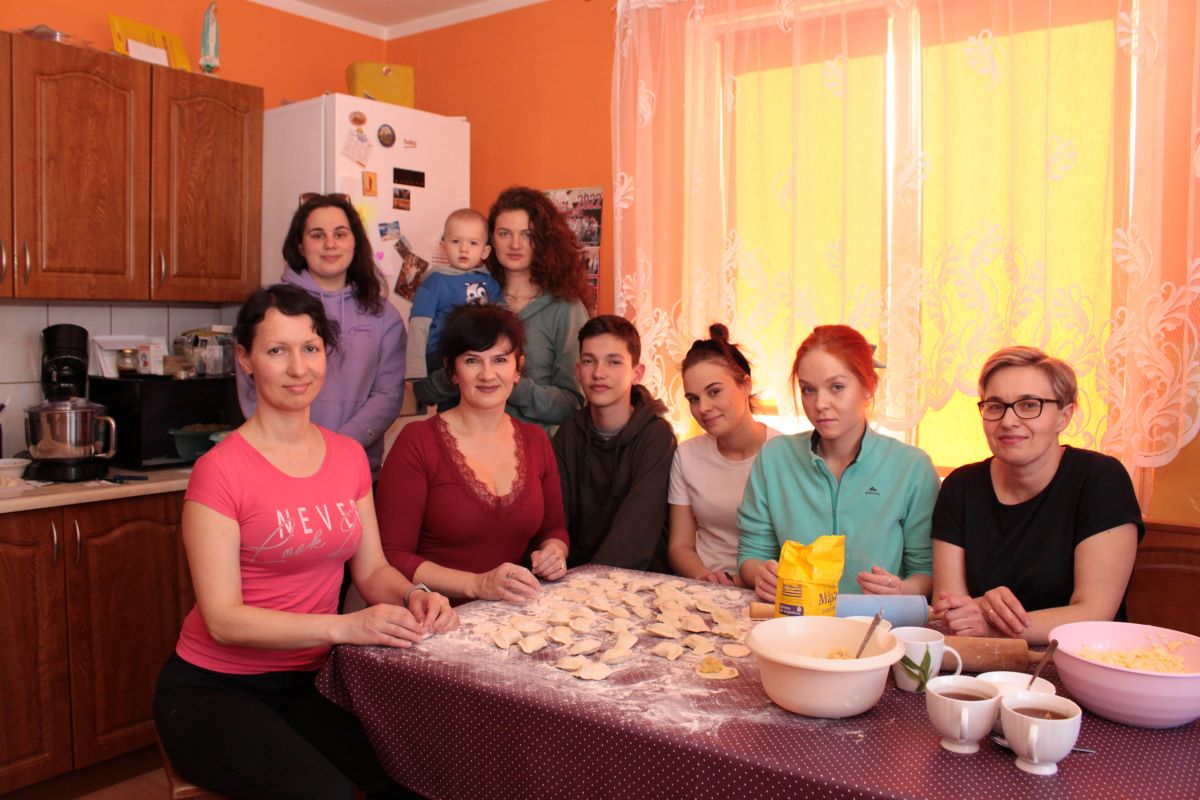 Nowa, powiększona rodzina Skrętów z Tuszewa. Od lewej: Olia, Liena, Vlad (syn Olii), Julia (starsza córka Małgorzaty), Katja, Małgorzata; z tyłu od lewej: Marta (młodsza córka Małgorzaty), Luda (córka Lieny) z Markiem