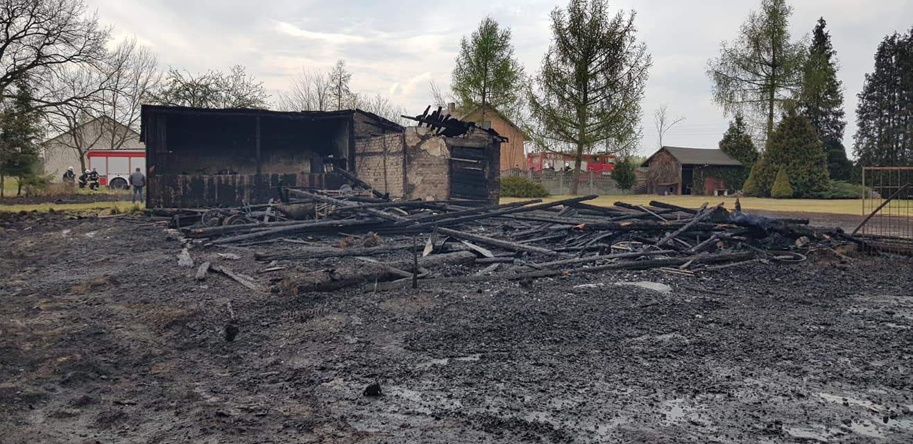 Pożar gospodarstwa pod Bełchatowem. Ogień pochłonął stodołę z wyposażeniem