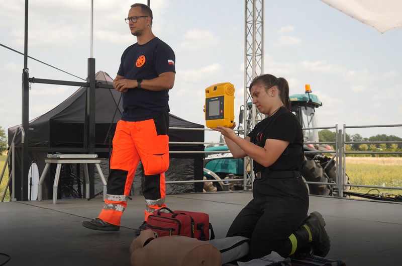 Pokazy pierwszej pomocy dla top agrar prowadził Antonii Kędziora - strażak PSP i ratownik medyczny.