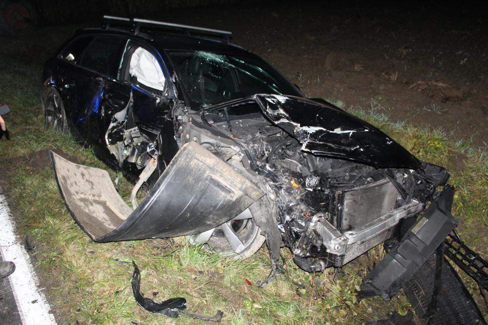 Policjant pomógł kierowcy Audi wydostać się z rozbitego auta