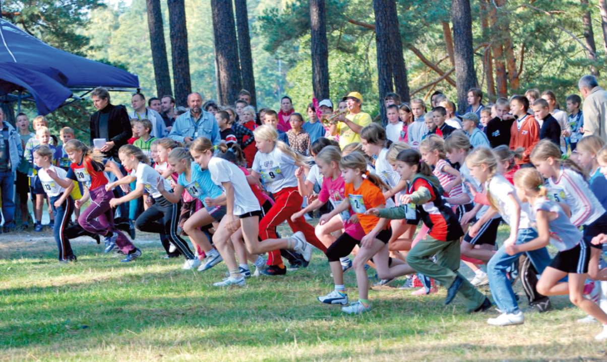 Ludowe zespoły sportowe organizują dziś biegi przełajowe w niemal każdej gminie. Na zdjęciu – bieg dla dzieci w Giżycku