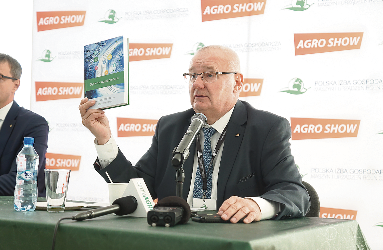 Józef Dworakowski, prezes Polskiej Izby Gospodarczej Maszyn i Urządzeń Rolniczych prezentuje książkę „Systemy agrotroniczne”