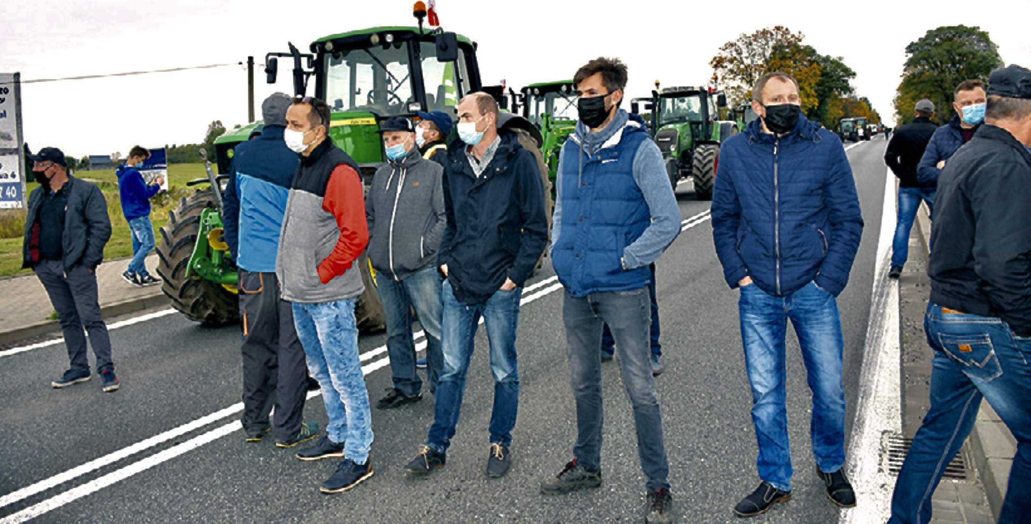 Rolnicy zatrzymani przez policję przed wjazdem do Strykowa