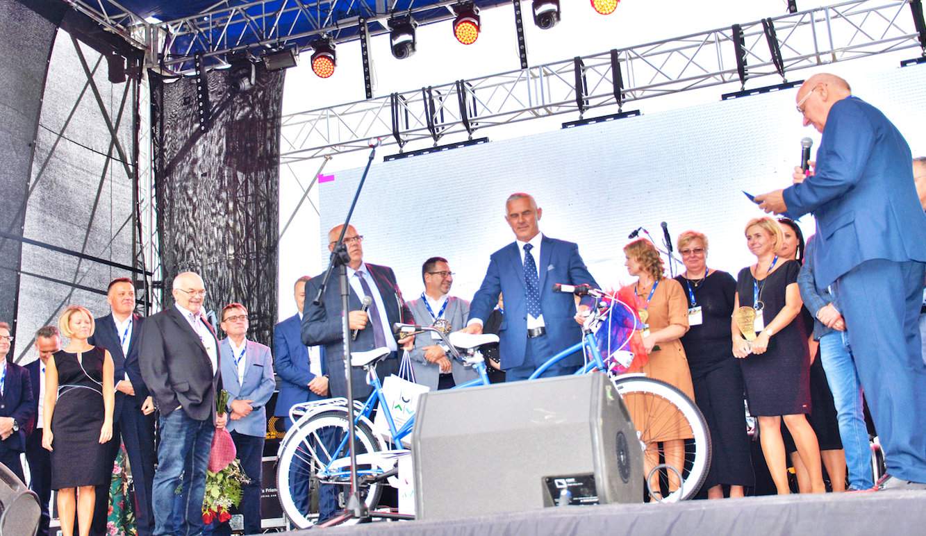 Pracownicy wręczyli Andrzejowi Grabowskiemu i Jerzemu Boruckiemu rower tandem