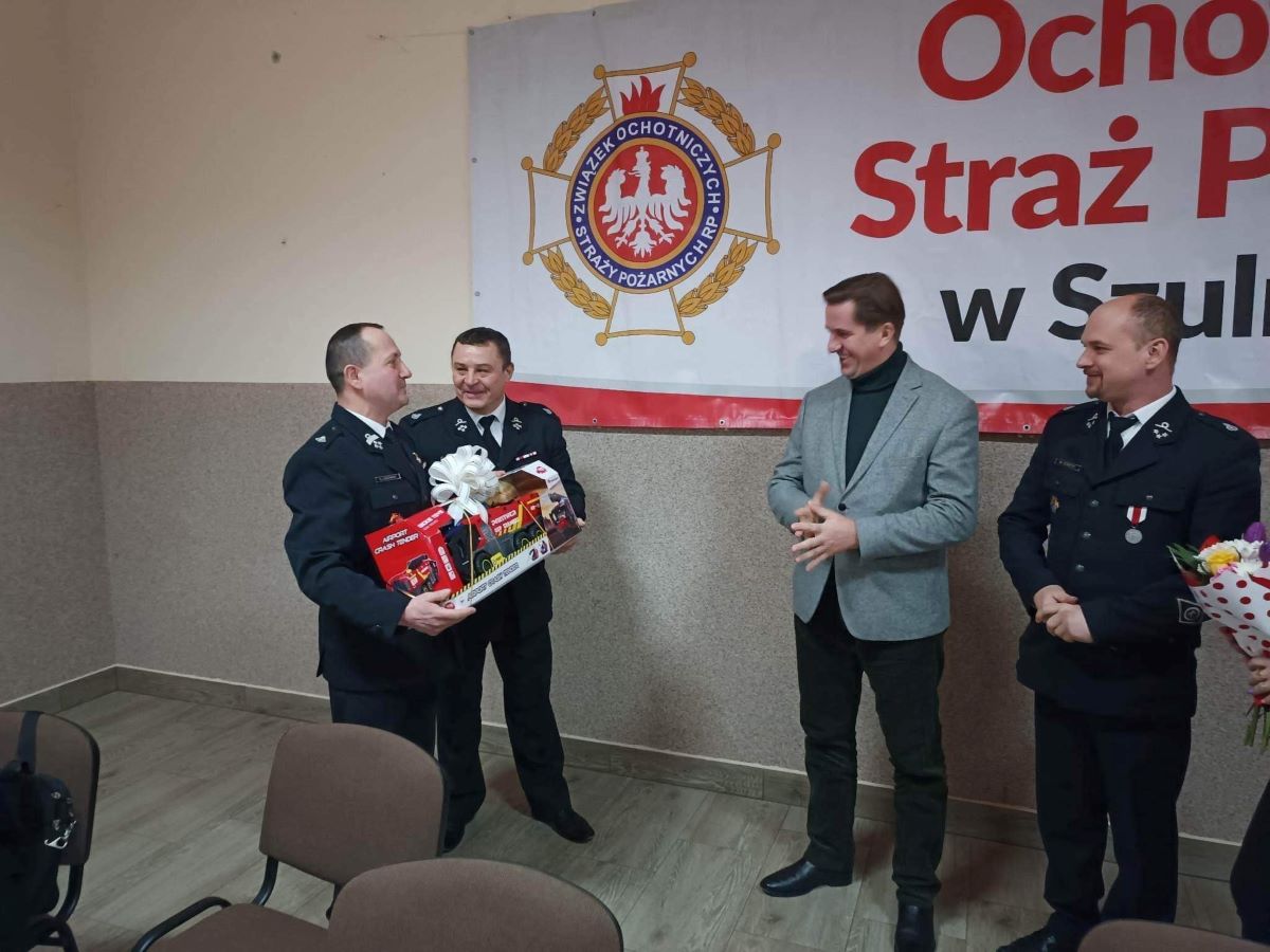Druh Rafał Romanowski otrzymał miniaturę wozu strażackiego