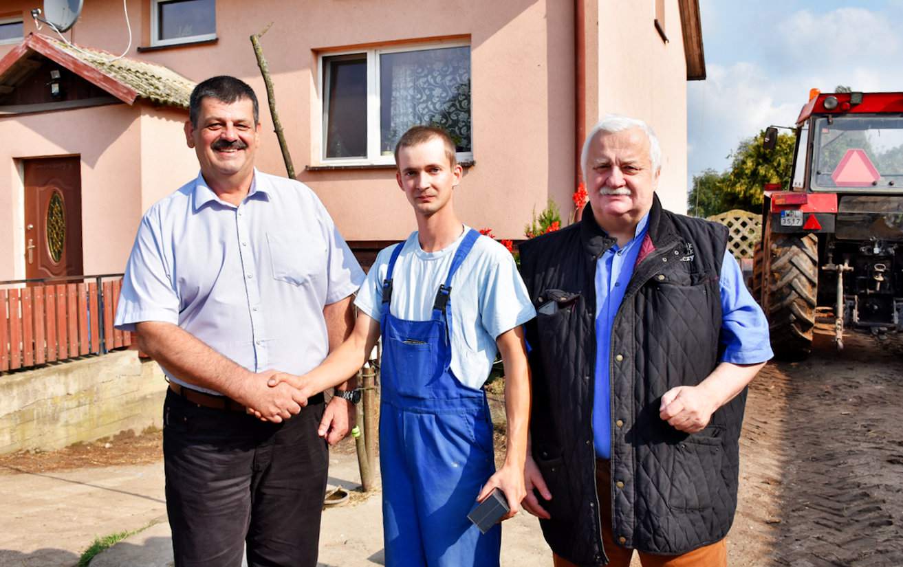 Prezes OSM Sierpc Grzegorz Gańko (pierwszy z lewej) i redaktor naczelny „Tygodnika Poradnika Rolniczego” Krzysztof Wróblewski (pierwszy z prawej) wręczają młodemu hodowcy nagrodę