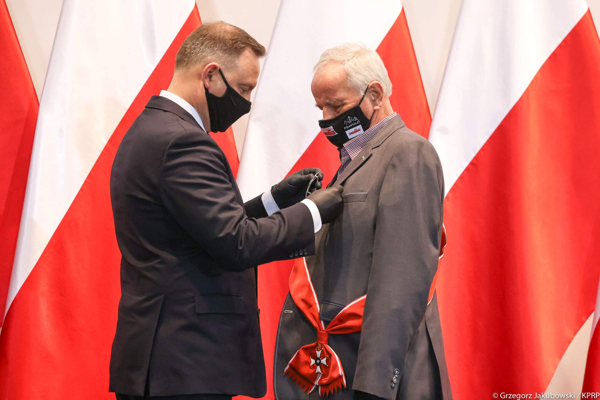 Prezydent Andrzej Duda odznaczył Krzyżem Wielkim Orderu Odrodzenia Polski senatora Jana Rulewskiego (Fot. KP RP/ Grzegorz Jakubowski)
