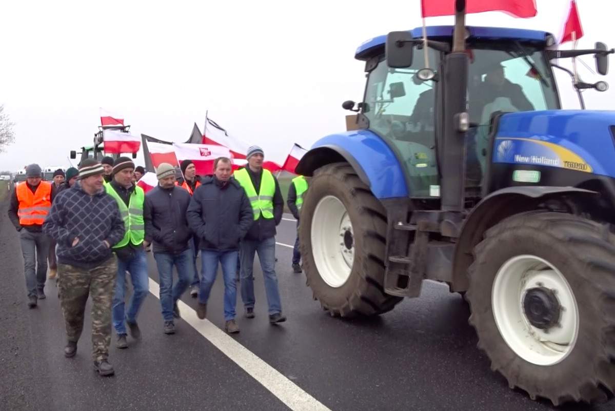 Rolnicy w kondukcie żałobnym przeszło ok. 10 km między Kórnikiem a Środą Wlkp. blokując DK 11