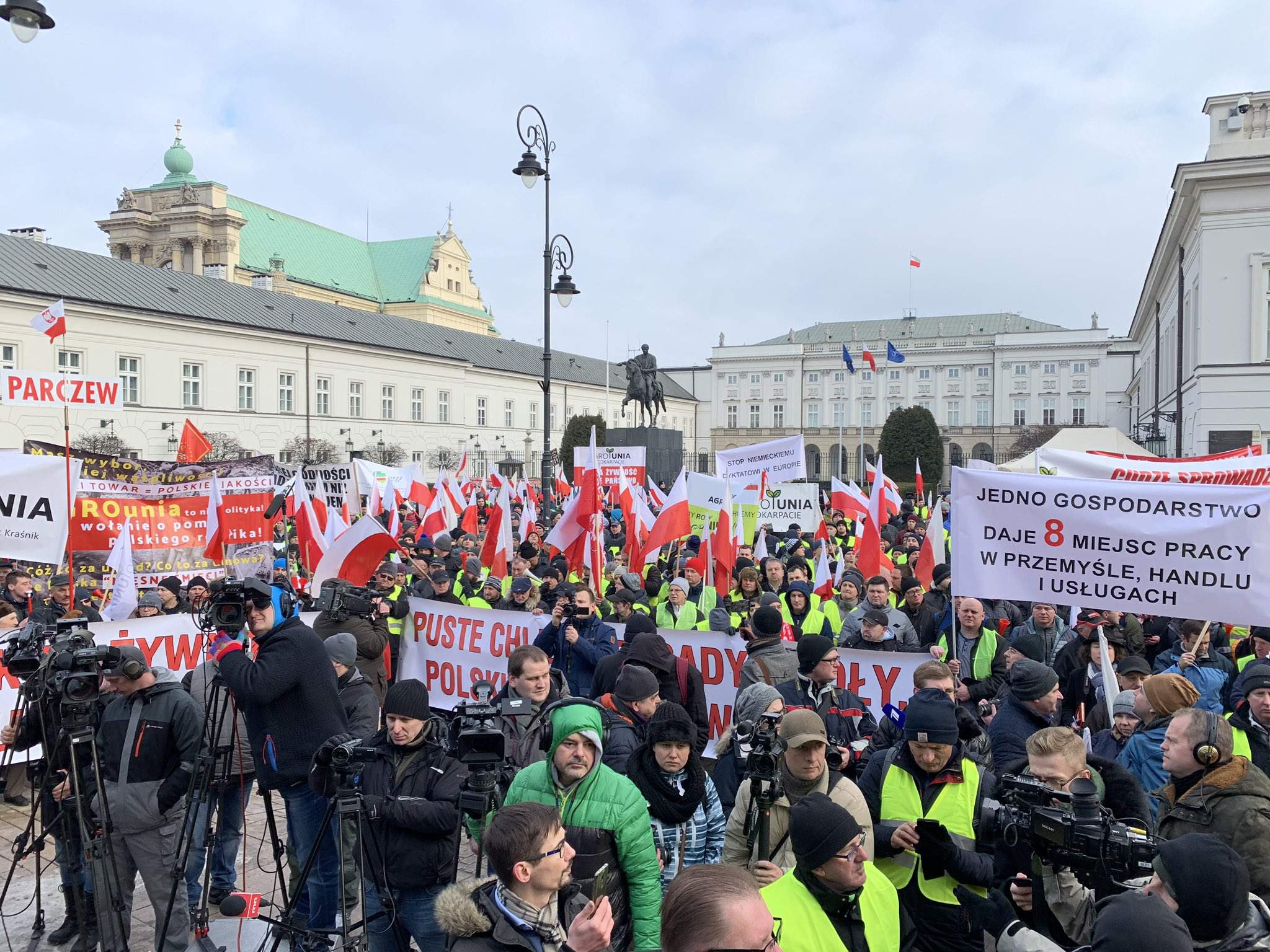 kilka tysięcy osób przyjechało do Warszawy, aby wziąć udział w proteście rolników i zamanifestować pod Pałacem Prezydenckim swój sprzeciw wobec dramatycznej sytuacji rolnictwa