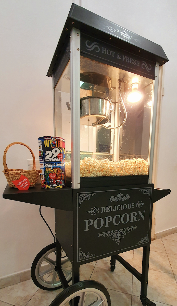 Retro maszyna do popcornu była wielką atrakcją podczas finału WOŚP. Gospodynie częstowały uczestników imprezy