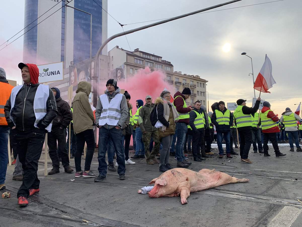 Rolnicy z Agro Unii zablokowali plac Zawiszy w Warszawie