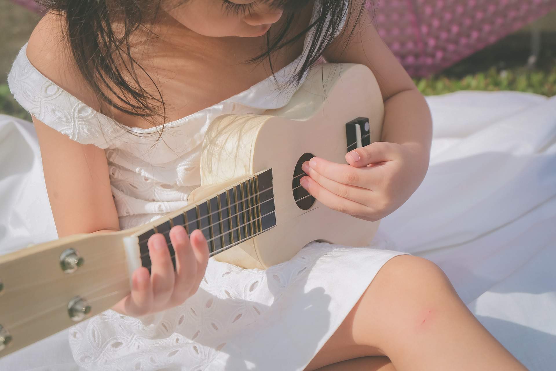 Uczmy dzieci gry na jakimkolwiek instrumencie. Badania pokazują, że ta umiejętność usprawnia pracę mózgu i czyni bardziej kreatywnym