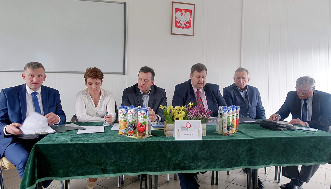 Od lewej: Leszek Wesołowski, przewodniczący rady nadzorczej, Marzena Barszcz, asesor, Grzegorz Kamiński, sekretarz, Grzegorz Kocielnik, przewodniczący Walnego, Jerzy Pyza, prezes zarządu, Mirosław Sadura, asesor