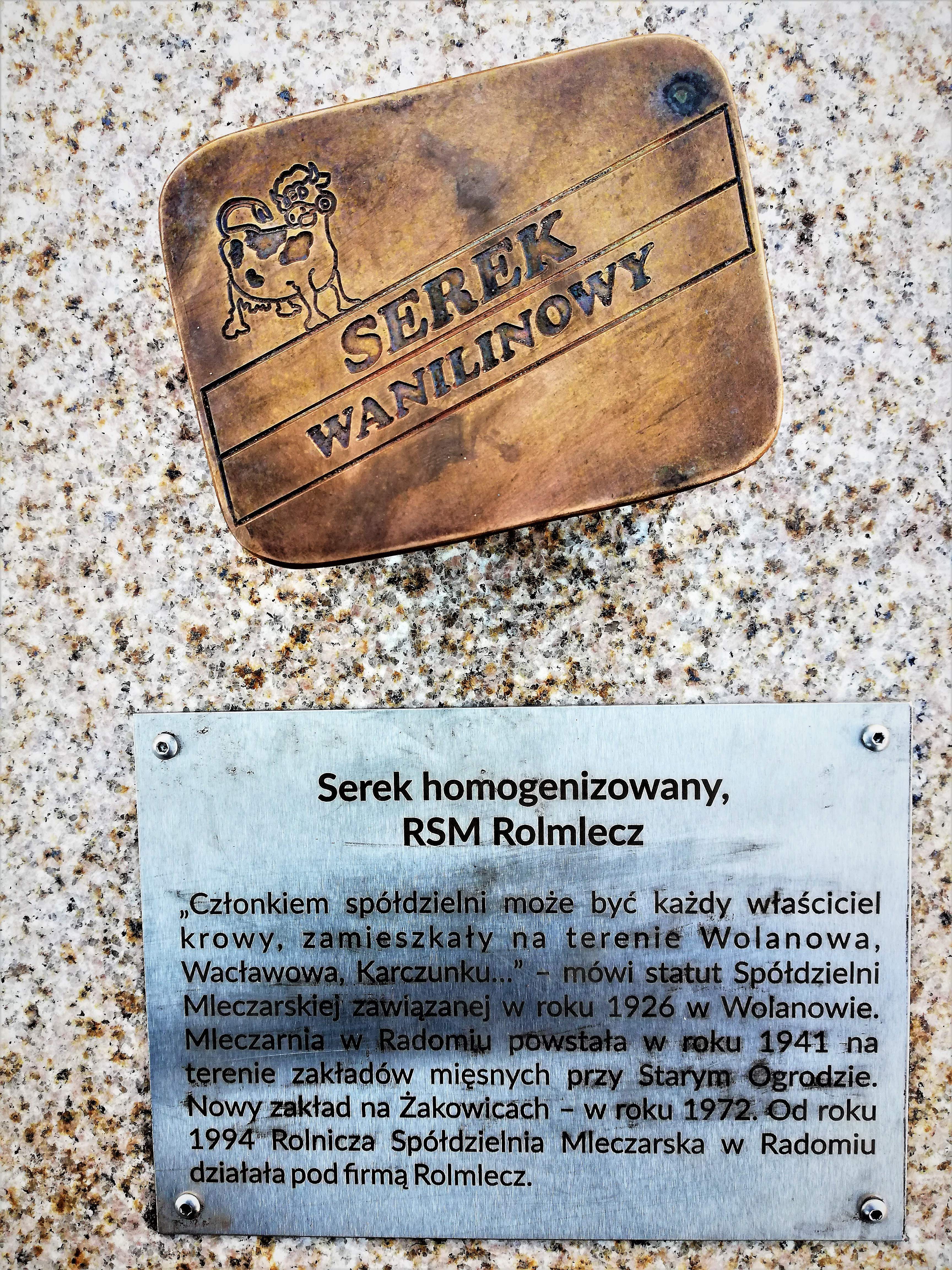 Tablica pamiątkowa przy pomniku serka z krówką w Radomiu (Fot. Mlekpol)