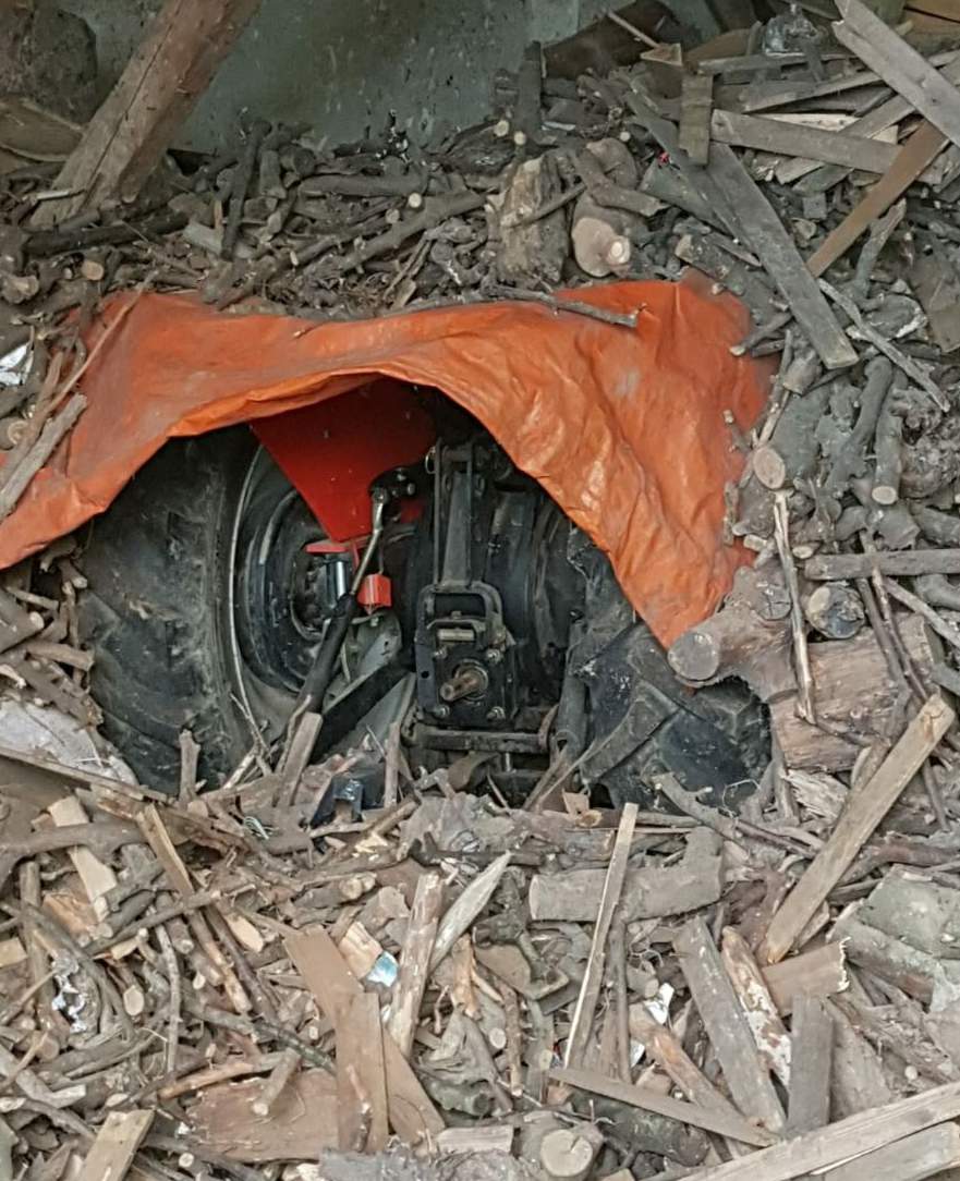 Ciągnik skradziony z gospodarstwa spod Grójca ukryty pod drewnem