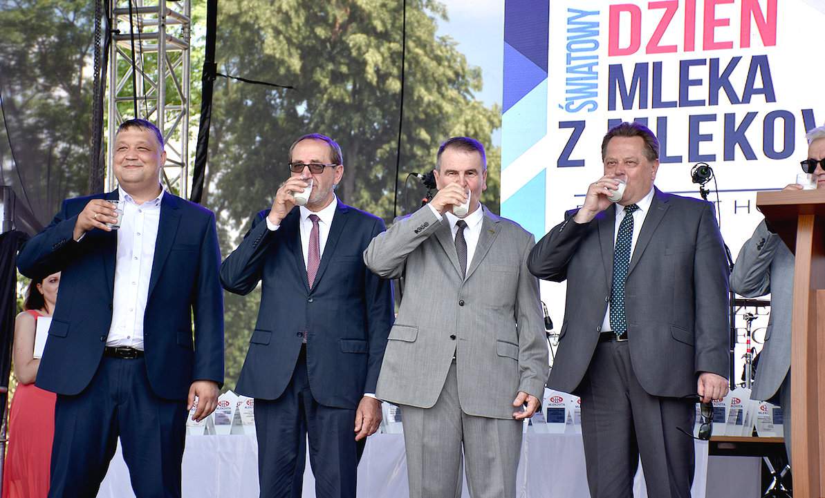 Toast szklanką mleka, od prawej: poseł Jarosław Zieliński – wiceminister MSW, prezes Dariusz Sapiński, poseł Jacek Bogucki, lustrator KZSM Artur Puławski