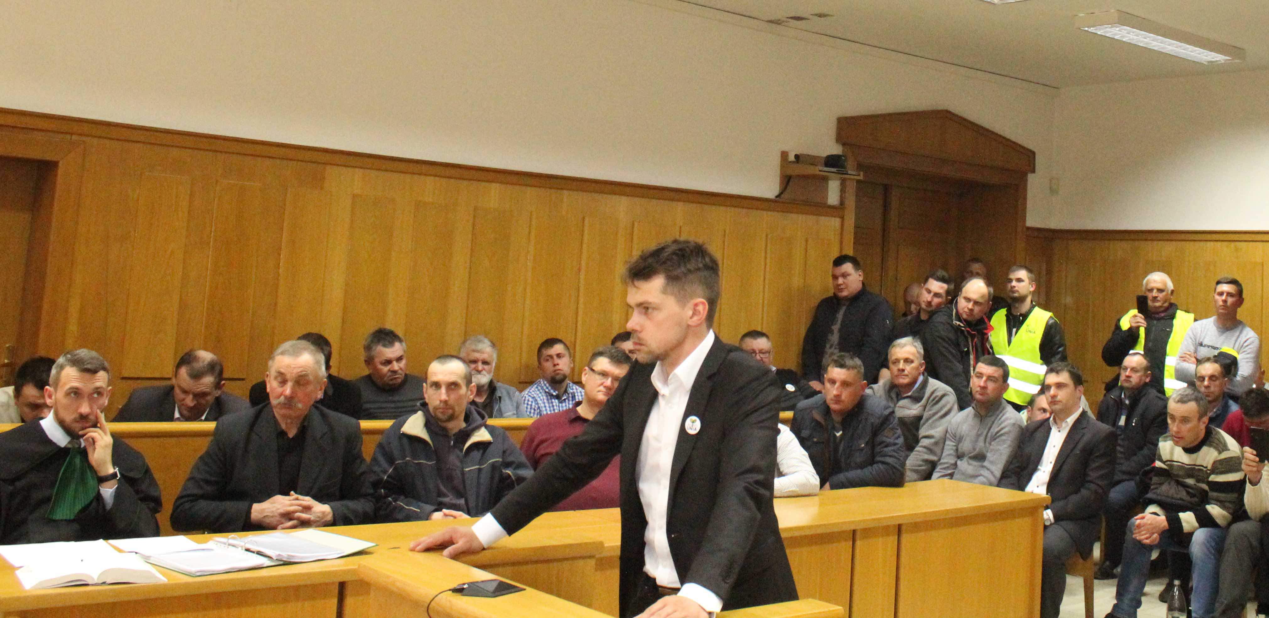 Na ławie oskarżonych zasiadło około 20 rolników, w tym Michał Kołodziejczak z Agro Unii 