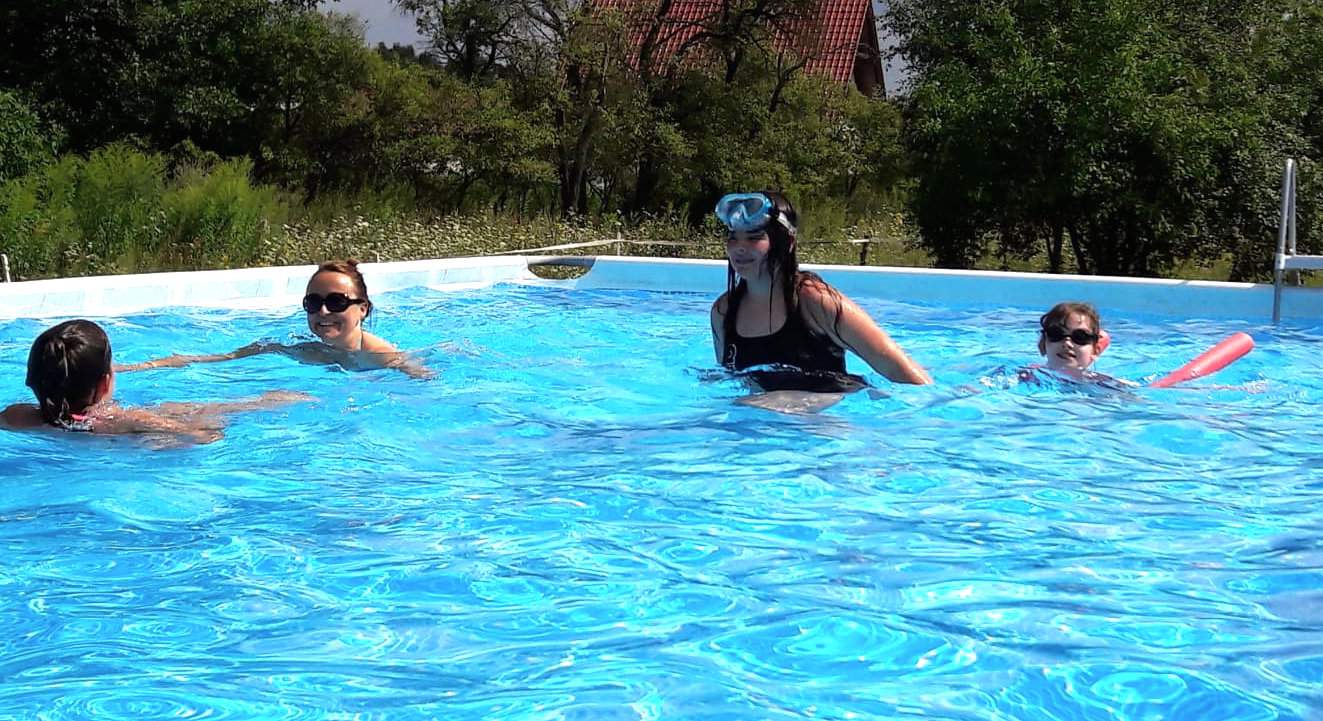 W agroturystyce Nowickich goście mogą popływać w dużym letnim basenie pozwalającym na zrobienie dłuższego dystansu 