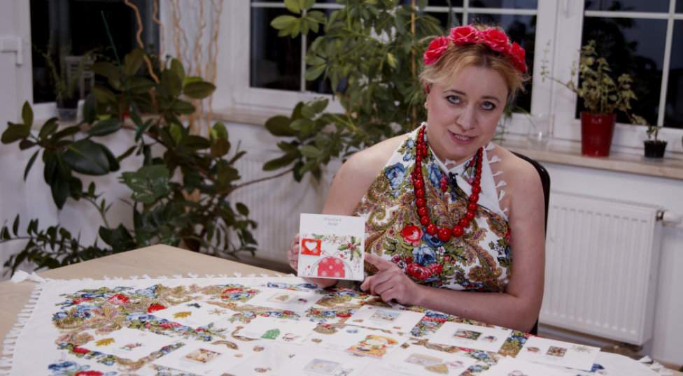 Karolina Lewandowska promuje akcję wrzucania kartek z życzeniami do skrzynek sąsiadów. Chciałaby, żeby tak działo się w każdej wiosce