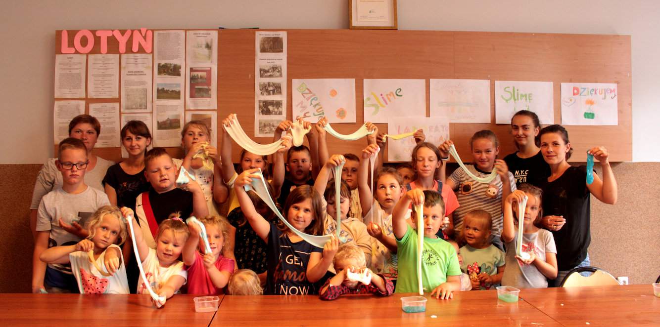 W Lotyniu we wtorkowe popołudnie dzieciaki poznawały tajniki przygotowania popularnego glutka, czyli slime’a. Produkcja „galaretki” do zabawy wciągnęła też dorosłych