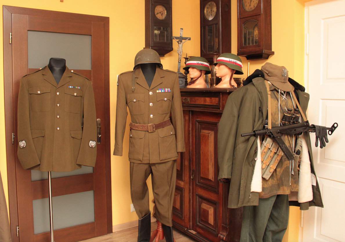  W pokoju za salonem znalazło się miejsce dla stroju żołnierza wyklętego (po prawej) oraz mundurów spadochroniarzy i piechoty brytyjskiej