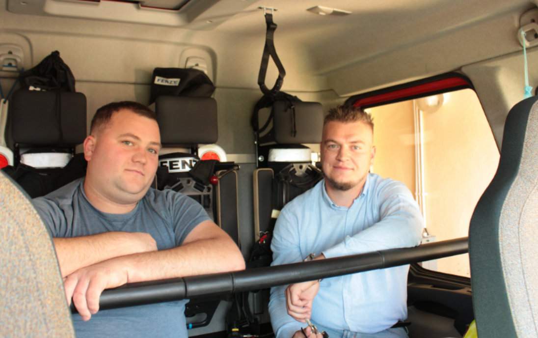 Tomasz Radomski i Piotr Waszkiewicz (po lewej), skarbnik OSP, w kabinie wozu bojowego. Wiedzą, że tajemnicą sukcesu jest nieprzejmowanie się na zapas