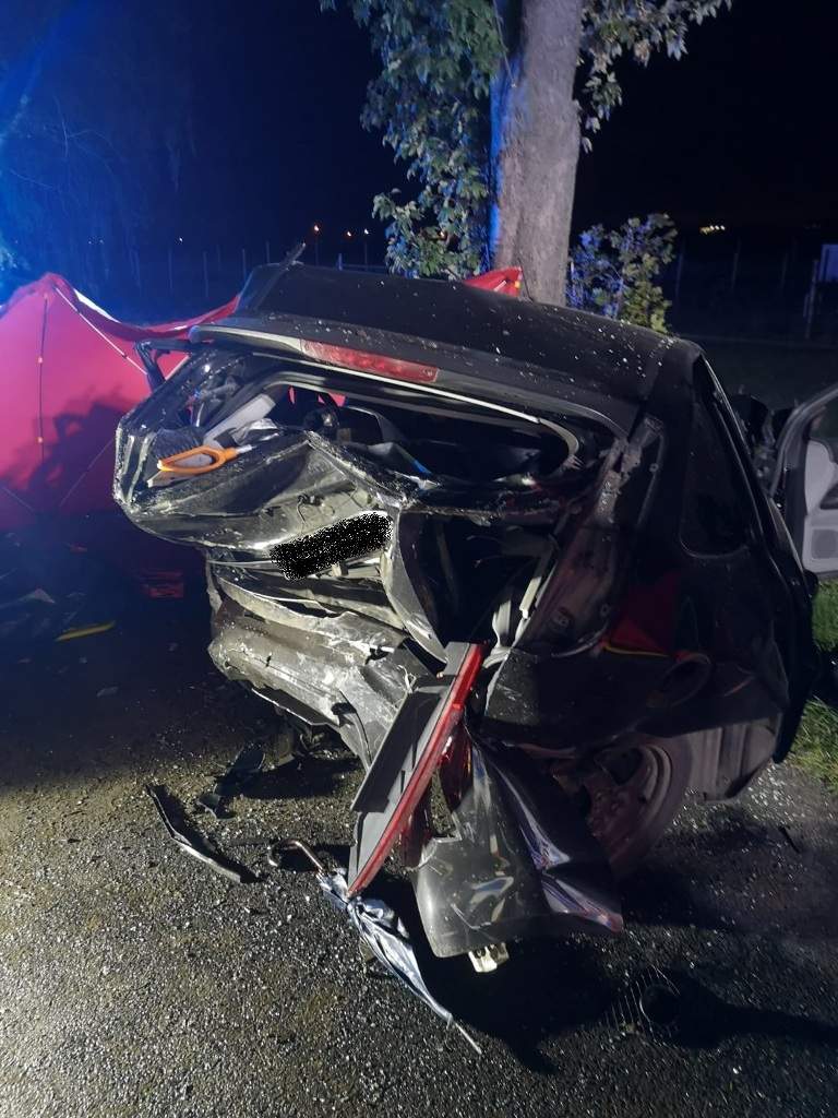 W wyniku wypadku zginął kierowca i pasażer Forda Focusa, który uderzył w tył ciągnika rolniczego 