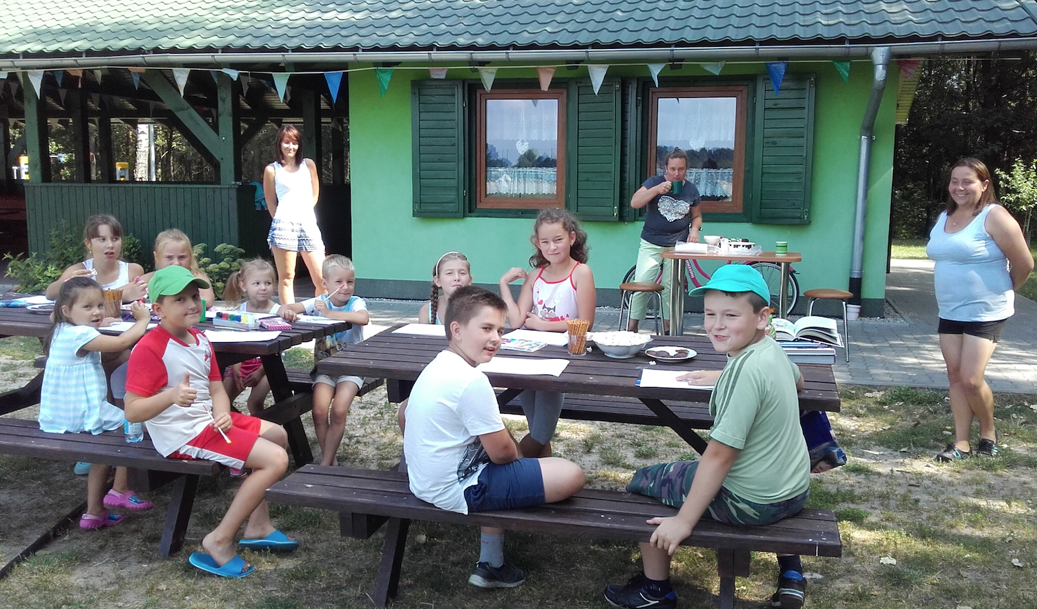 Piknik wakacyjny w Chatce pod brzozami zorganizowany przez nauczycielki przedszkolne dla dzieci z Wojciechowa