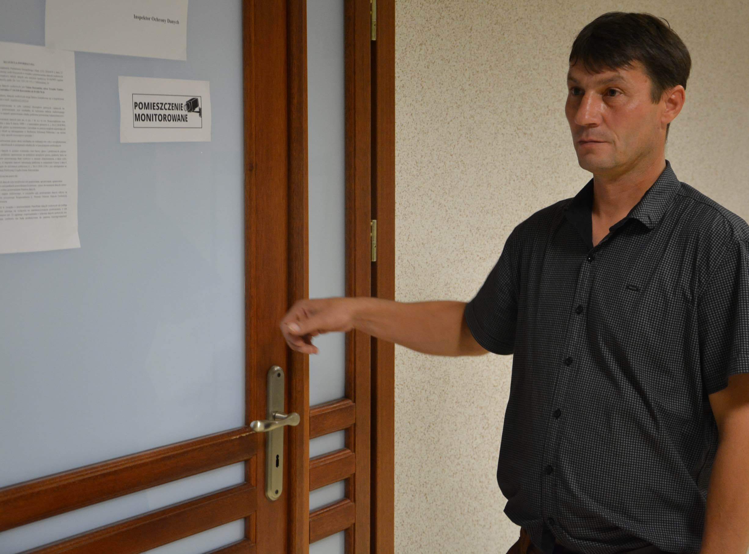 Wojciech Pętek z WKW próbował uczestniczyć w liczeniu głosów w komisji w Karczmiskach, ale w asyście policjantów został wyproszony z lokalu wyborczego