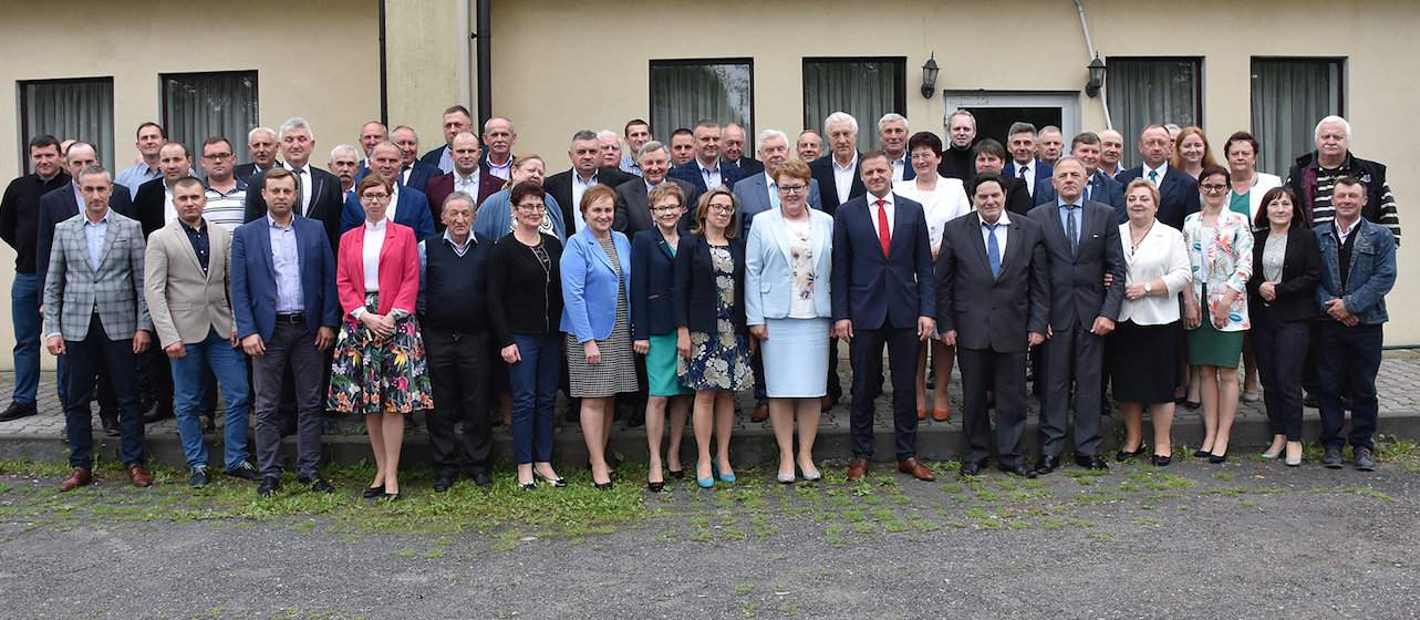 Wspólne zdjęcie delegatów na Walne, członków rady nadzorczej, zarządu OSM WART-MILK w Sieradzu oraz zaproszonych gości