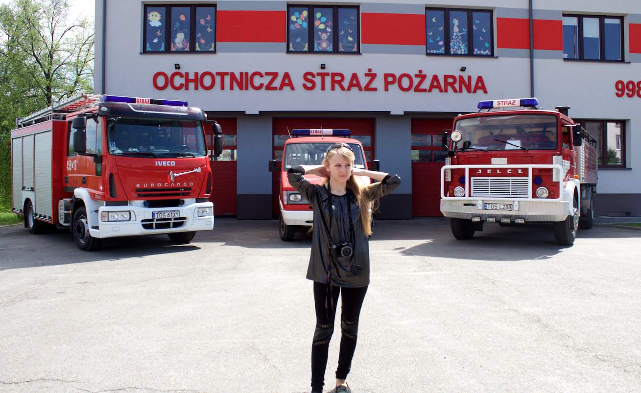 Zdjęcie z kampanii wspierającej zbiórkę pieniędzy na wydanie pierwszego tomiku poezji strażackiej w Polsce. Zrobiono je pod remizą w Kunowie, jednostką „Chyżej”