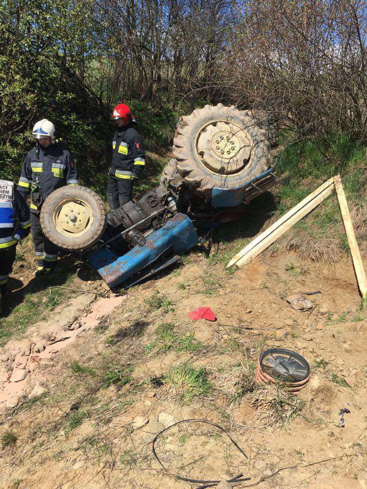 Ciągnik przygniótł traktorzystę podczas zjeżdżania ze wzniesienia 