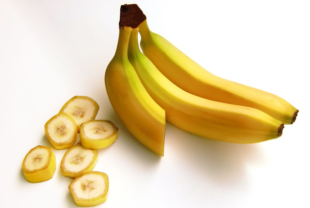 Żeby zadbać o potas w diecie, warto włączyć do niej banany